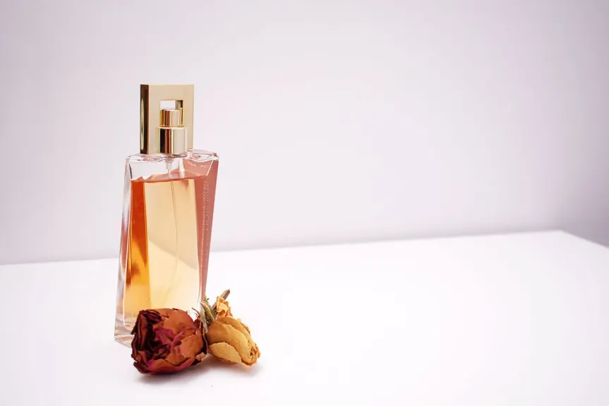 تفسير حلم هدية العطر في المنام للعزباء والمطلقة لابن سيرين من شخص تعرفه