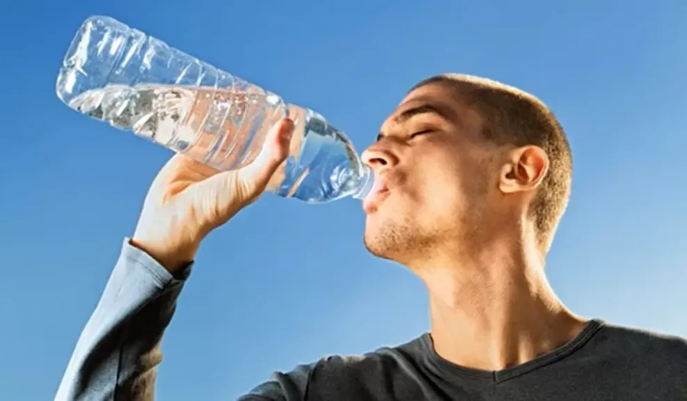 قبل أن يجف ذهنك وجسمك.. خبير يكشف التوقيت الذهبي لشرب الماء