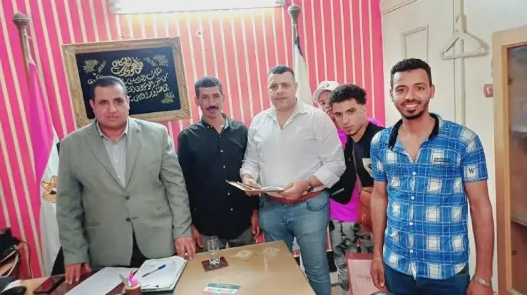 مدير مديرية العمل يسلم الشباب عقود العمل بالأردن