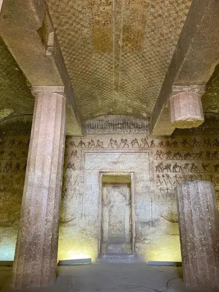 المنيا تُعلن عن استقبالها لوفد سياحي متعدد الجنسيات في منطقة آثار بني حسن