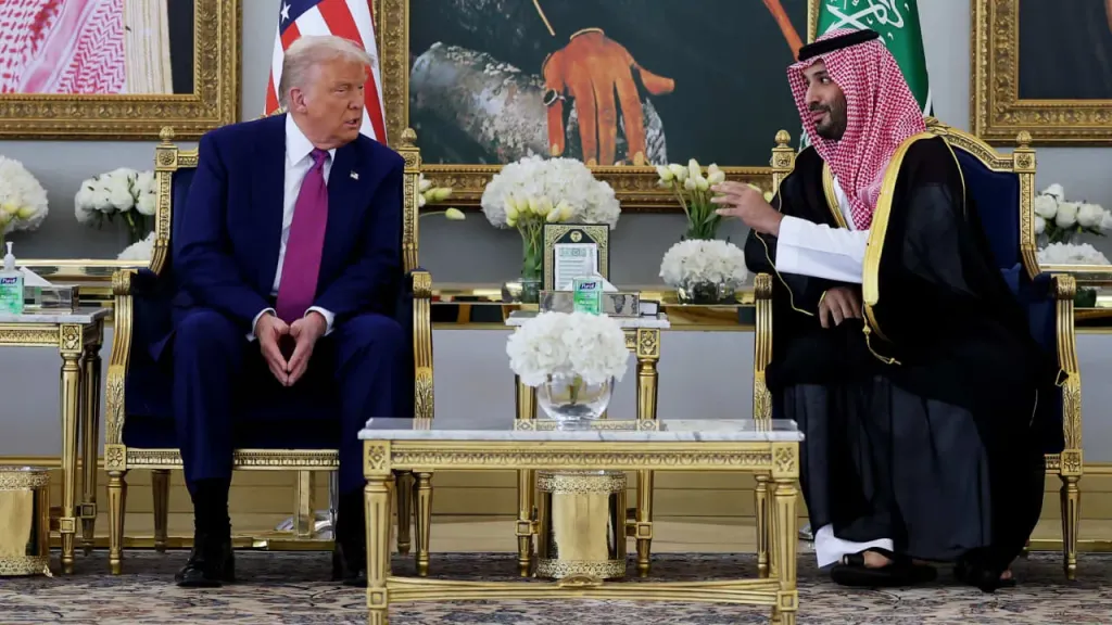 بعد وصوله للسعودية.. تعرف على سبب ارتداء ترامب لرابطة العنق بهذا اللون