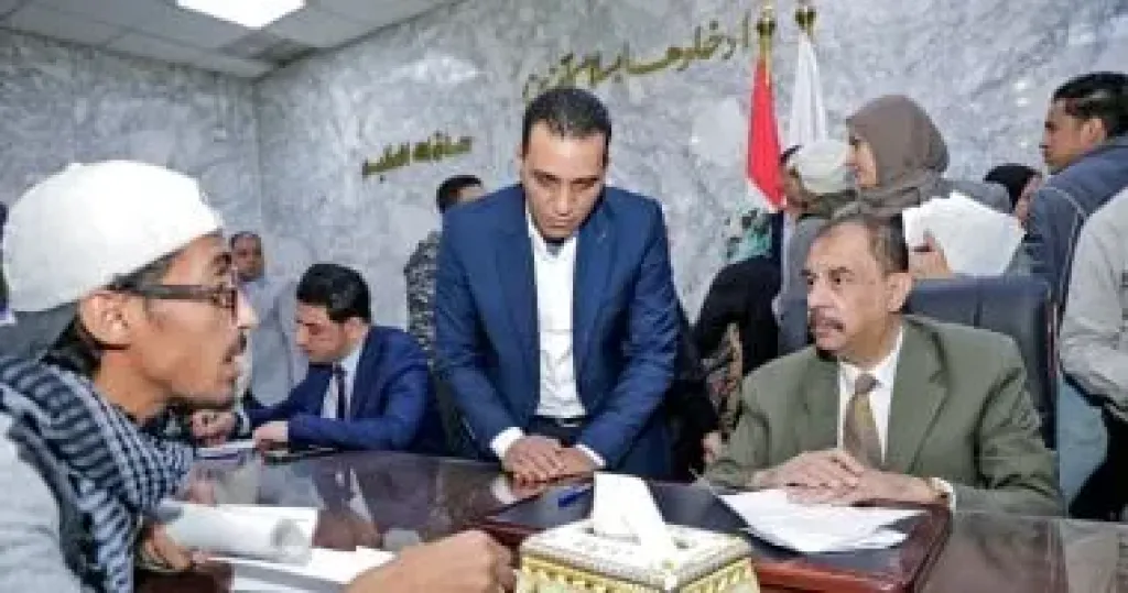 ”محافظ سوهاج” يعقد اللقاء الجماهيري الأسبوعي للاستماع إلى مطالب المواطنين