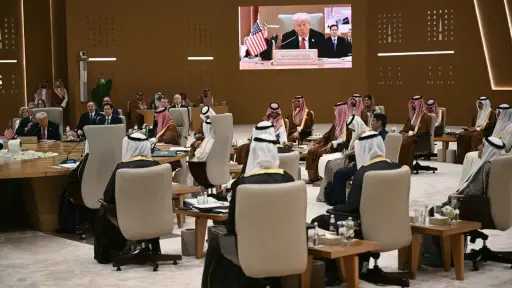 الرئيس الأمريكي ”دونالد ترامب” يوجه...