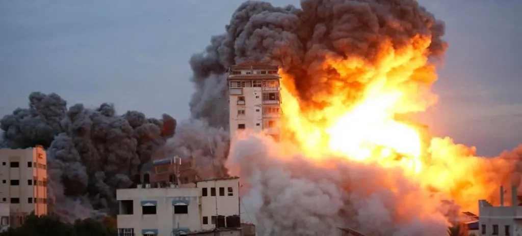 جيش الاحتلال يُمهل سكان حي الرمال لإخلاء منازلهم ويهدد باستهداف مستشفى الشفاء