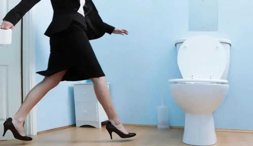 تفسير حلم قضاء الحاجة في الحمام امام الناس في المنام لابن سيرين