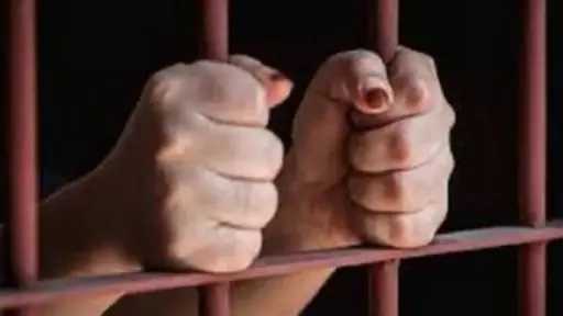 على خلفية اتهامها بارتكاب جريمة...