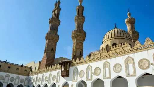 100 إمام وواعظة على خط...
