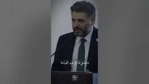 في لحظة عفوية.. طفل يحرج...