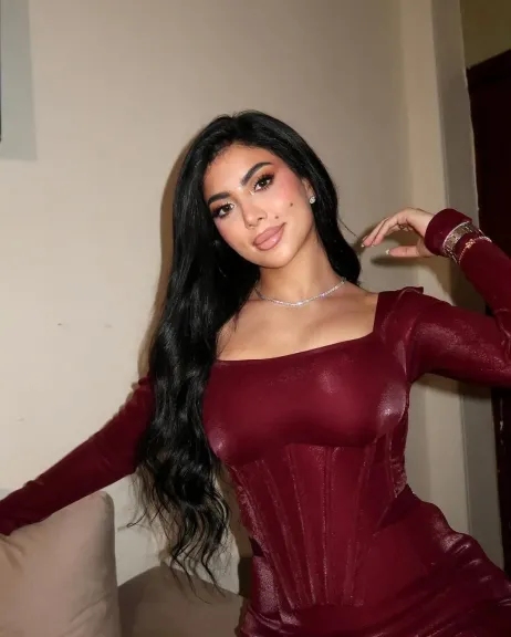 كارولين عزمي