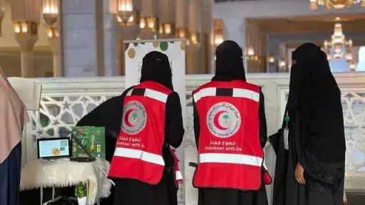 شباب متطوعون يقدمون يد حانية...