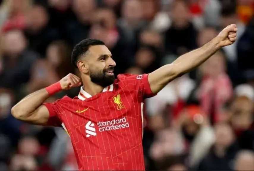 محمد صلاح يرقص ويحتفل مع شخص بالزي الفرعوني في دبي بعد تتويج ليفربول بالدوري الإنجليزي