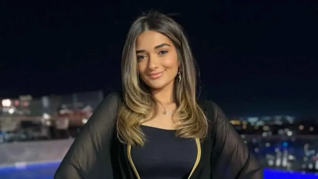 الفنانة الشابة ملك أحمد زاهر