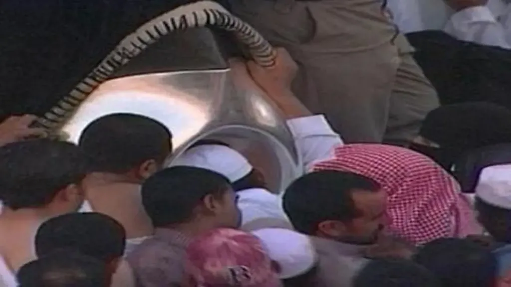 تقبيل الحجر الأسود