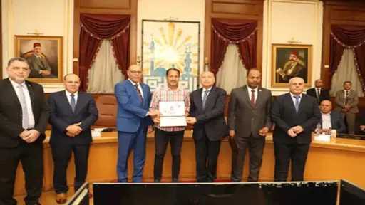 تكريم مستشار العمل بسبب رفض...