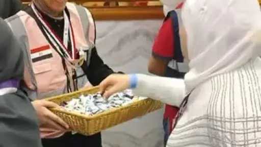 البعثة المصرية تستقبل الحجاج بالهدايا...