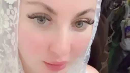 هل اعتزلت الرقص وارتدت الحجاب؟...