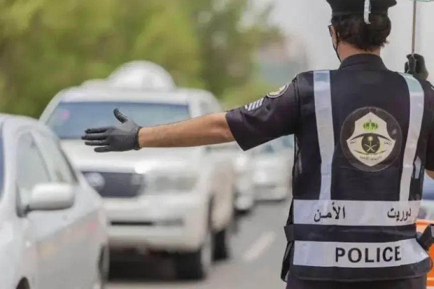 عقوبات جديدة.. المرور السعودي يحذر السائقين من مخالفة قطع الإشارة الحمراء
