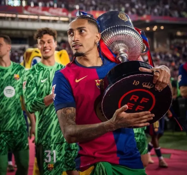 رسميًا.. رافينيا يُجدد عقده مع برشلونة حتى صيف 2028 (تفاصيل العقد الجديد)