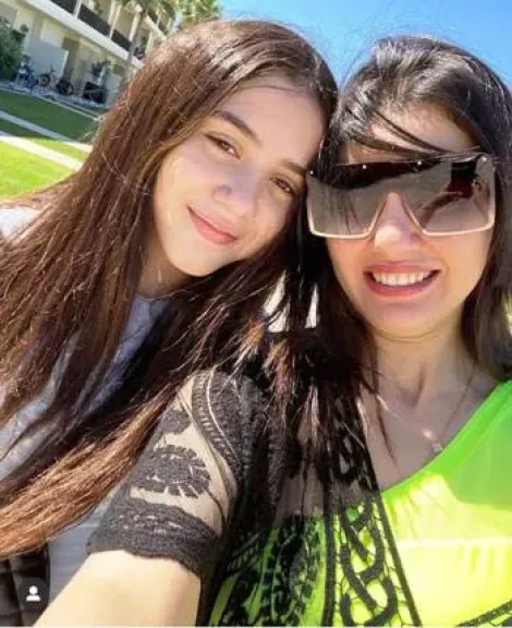 ابنة الفنانة دينا فؤاد تشعل مواقع التواصل الاجتماعي بصورة تخرجها