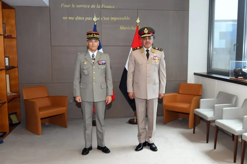 رئيس الأركان أحمد خليفة ونظيره الفرنسي تييرى بوركار