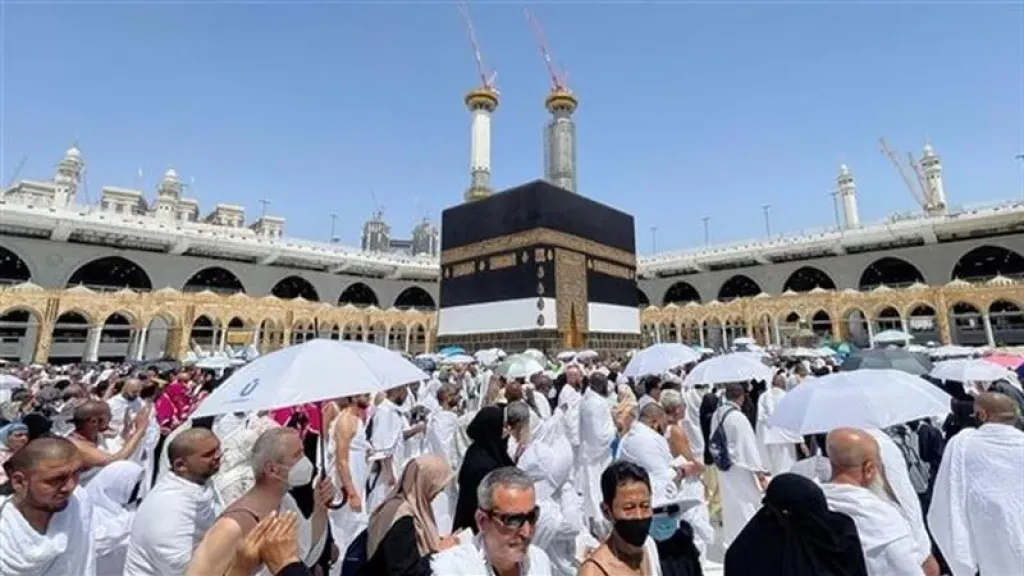 حج آمن بلا مخالفات: الداخلية السعودية تُحكم عقوبات لـ 15 شخصًا لنقلهم 61 مخالفًا بلا تصريح