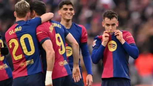 معشوق الجماهير.. معلق مباراة برشلونة...