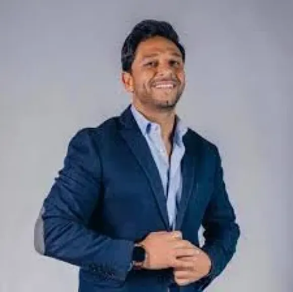 لاعب الأهلي السابق يتعرض للسرقة على يد خادمته.. وانتهاء قصة رمضان صبحي