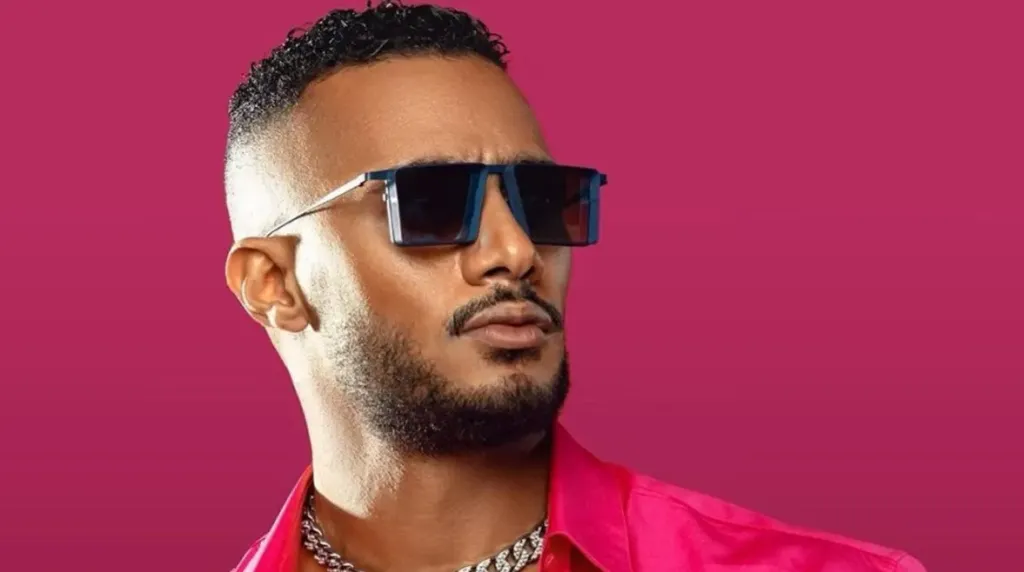محمد رمضان يحتفل بعيد ميلاده وسط فريق عمل فيلمه الجديد ”أسد”