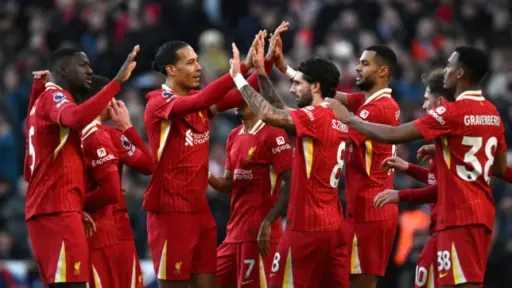 محمد صلاح يقود تشكيل ليفربول...