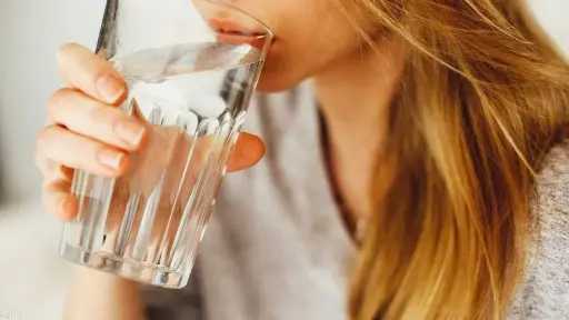 أضرار عدم تناول المياه على...