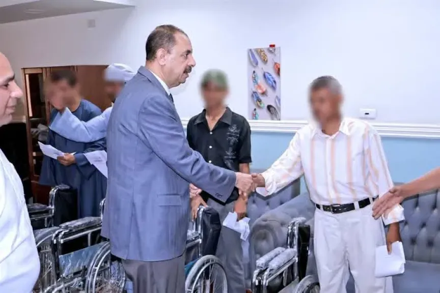 محافظ سوهاج خلال تسليم الكراسي المتحركة اليزم