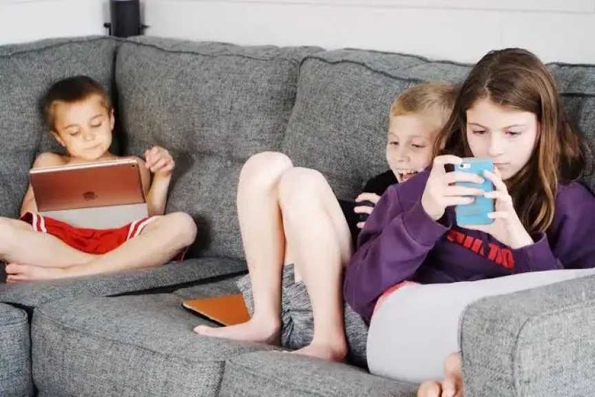 بحيل ذكية.... طرق تجعلك تسيطري على طفلك في مشاهدة الشاشة دون مشاكل