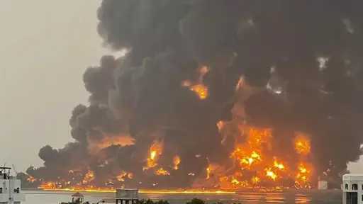 مطار صنعاء تحت القصف: سقوط...