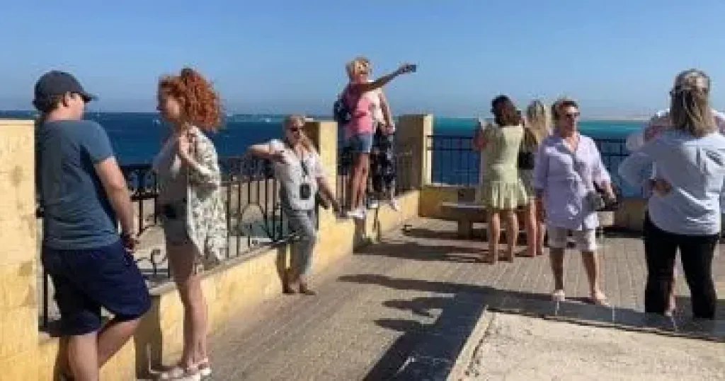 سياح