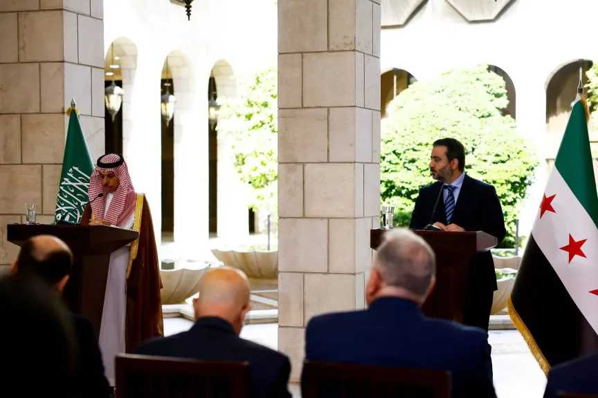 وزير الخارجية السعودي من دمشق: الرياض والدوحة ستتشاركان في تقديم دعم مالي لموظفي القطاع العام السوري