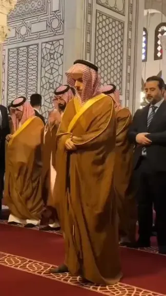 الأمير فيصل بن فرحان يؤم المصلين في الجامع الأموي بدمشق