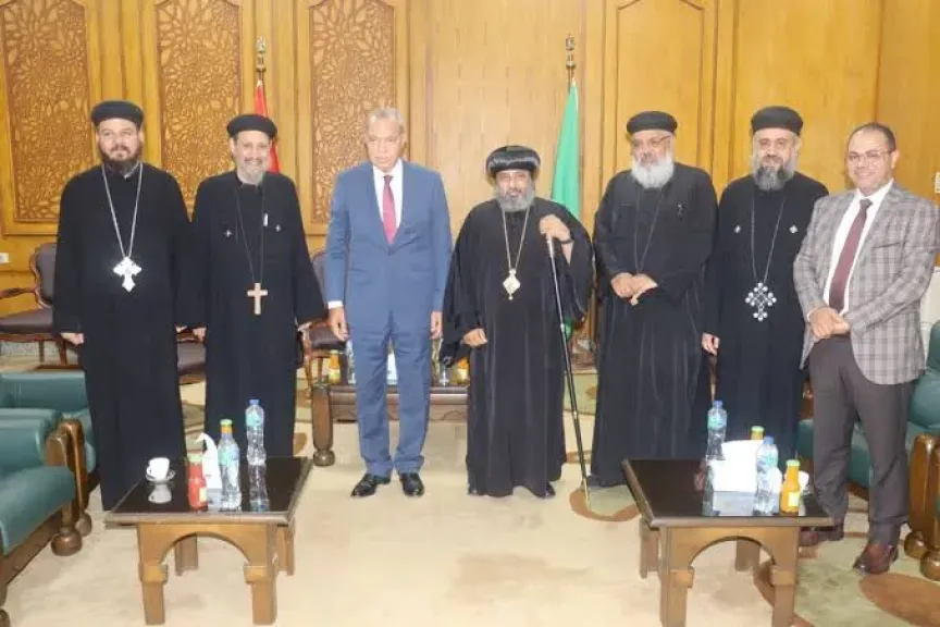 محافظ القليوبية مع الوفد المطراني ببنها
