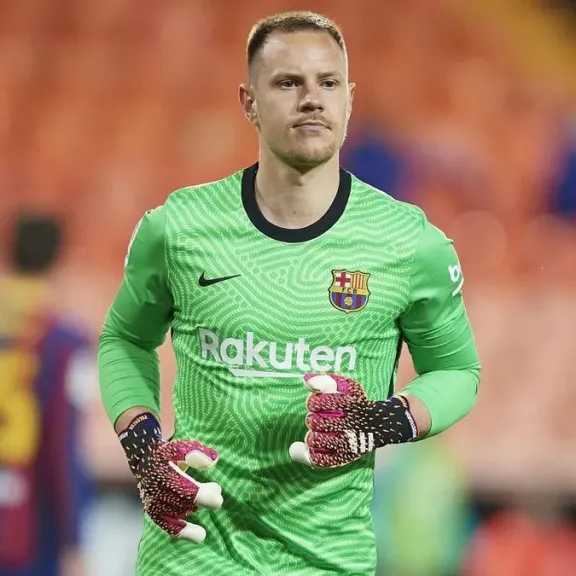 بعد تراجع دوره في برشلونة.. الهلال يفتح باب التفاوض مع تير شتيغن لخلافة ياسين بونو في الميركاتو الصيفي