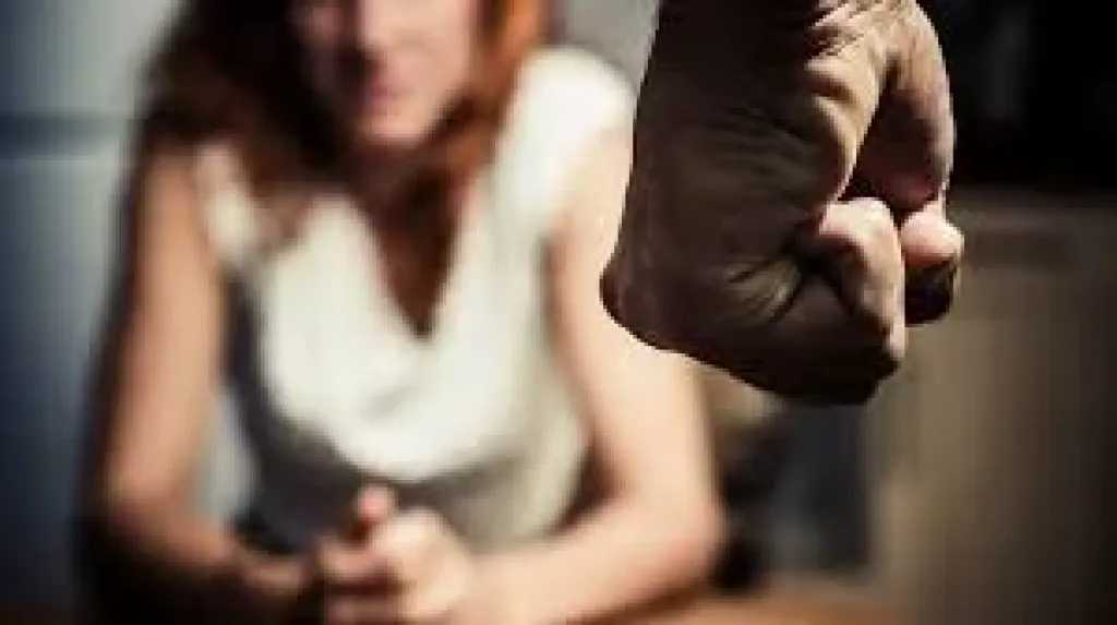 بعد ظهورها في مقطع متداول.. شرطة الرياض تتحرك فورًا لحماية سيدة تشتكي من العنف الأسري