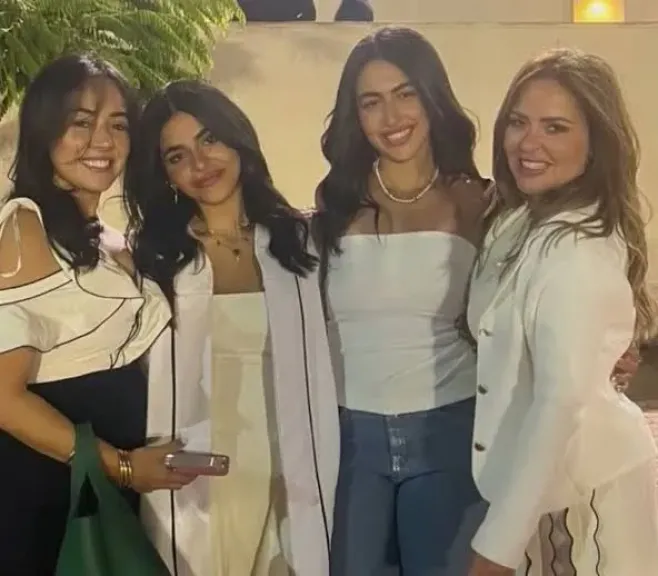 مها الصغير مع ابنتها وصديقاتها