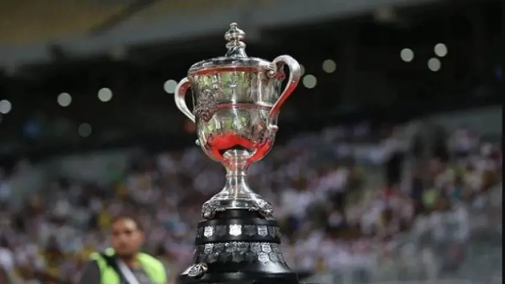 ”اتحاد الكرة” يتسلم كأس مصر من بيراميدز تمهيدًا لتسليمه للفائز في نهائي الخميس
