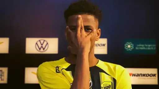 الاتحاد يخطف موهبة الهلال.. من...