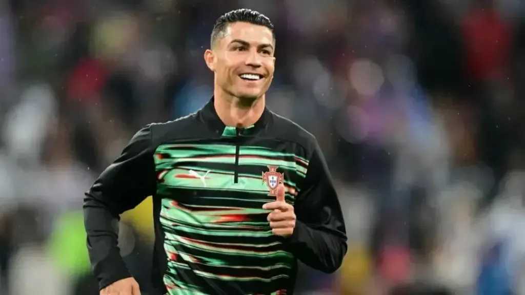 شاهد - مشجع يقتحم ملعب مباراة ألمانيا ضد البرتغال لالتقاط صورة مع كريستيانو رونالدو