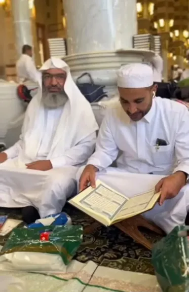 أحمد سعد يتلو القرآن من داخل المسجد النبوي
