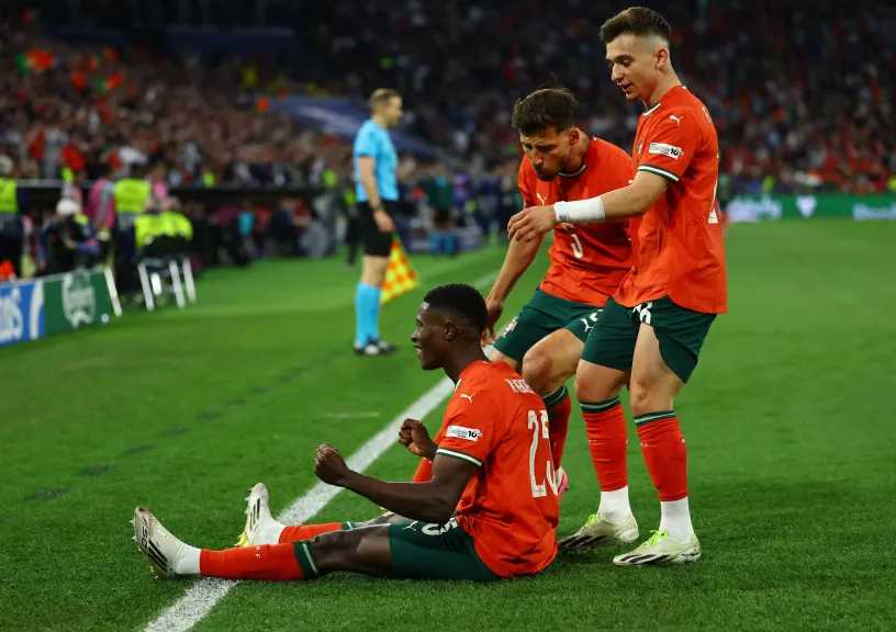 مباراة إسبانيا والبرتغال - نيكو ويليامز يحتفظ بقميص كريستيانو رونالدو بعد تقدم الماتدور في الشوط الأول