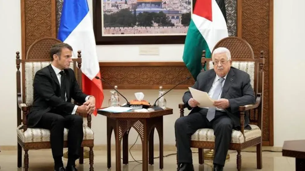 محمود عباس وماكرون