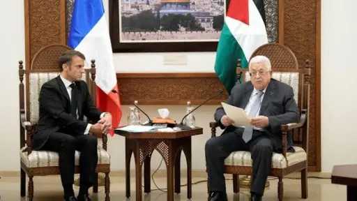 محمود عباس يشيد بموقف الرئيس...