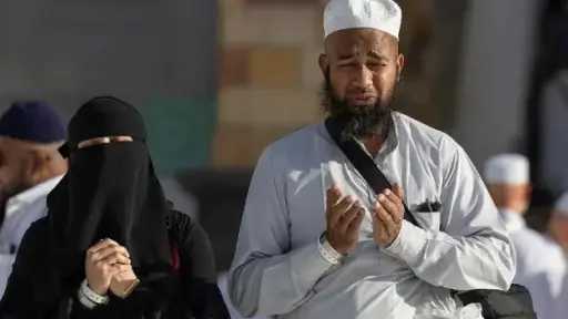 بالدموع والدعاء.. الحجاج يودعون مكة...