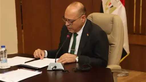 وزير العمل يعتمد صرف 1.9...