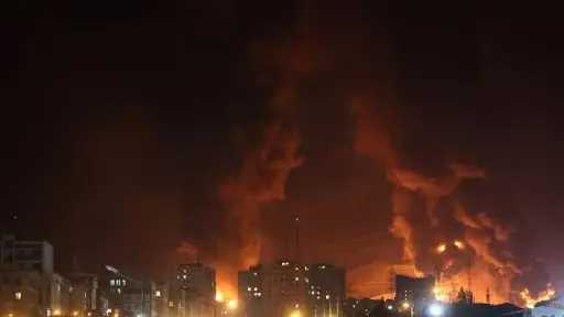 الفلسطينيون يهللون فرحًا في السجون...